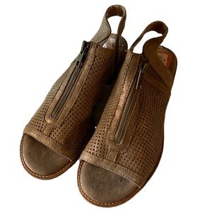 NWT Sofft Nalda Leather Open Toe Zip Slingback Heel Sandals - Sz 6 - Perforation